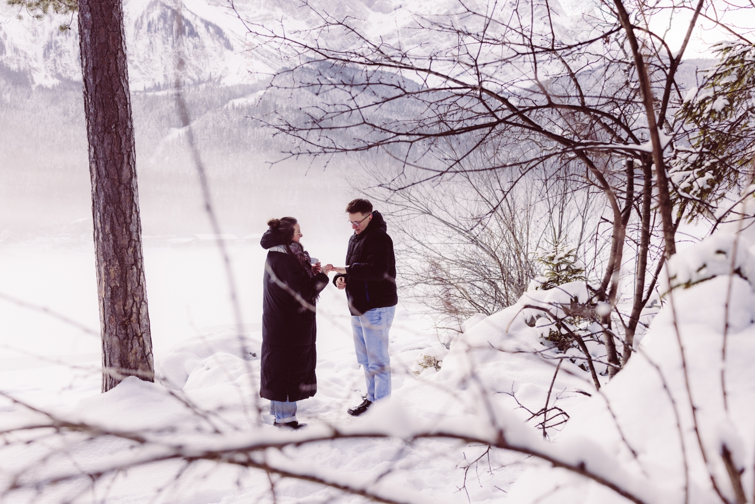 Heiratsantrag_Fotoshooting_Eibsee_Zugspitze_lesbisches-Paar-1