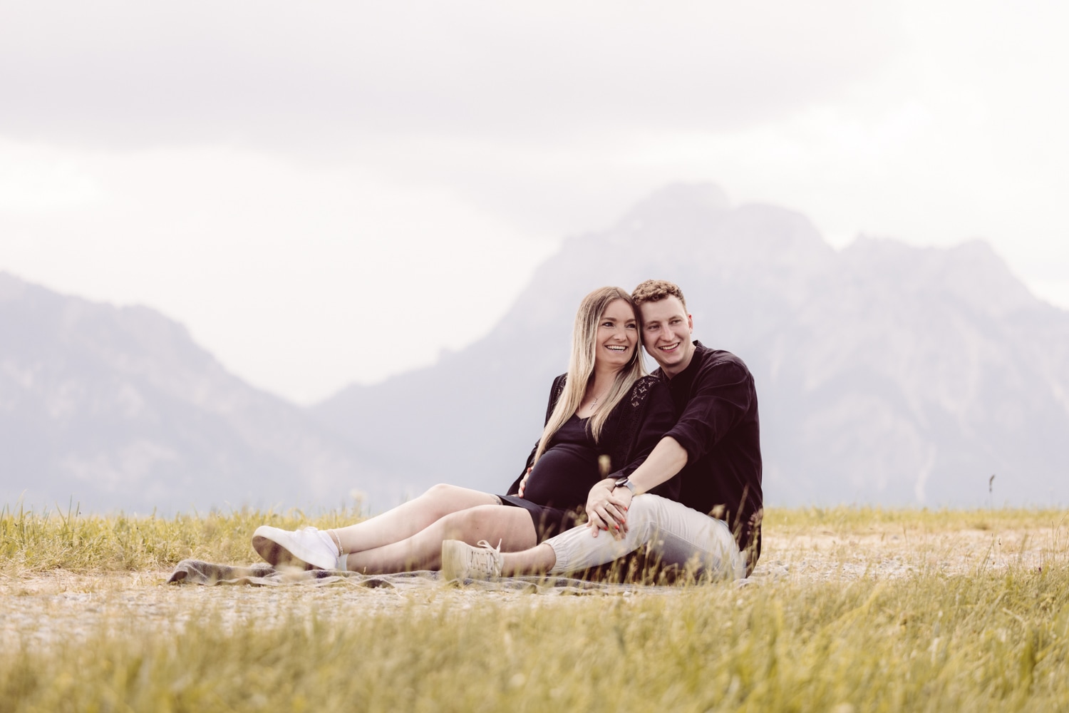 Schwangerschaftsshooting am Wei&szlig;ensee und vor den Allg&auml;uer Bergen