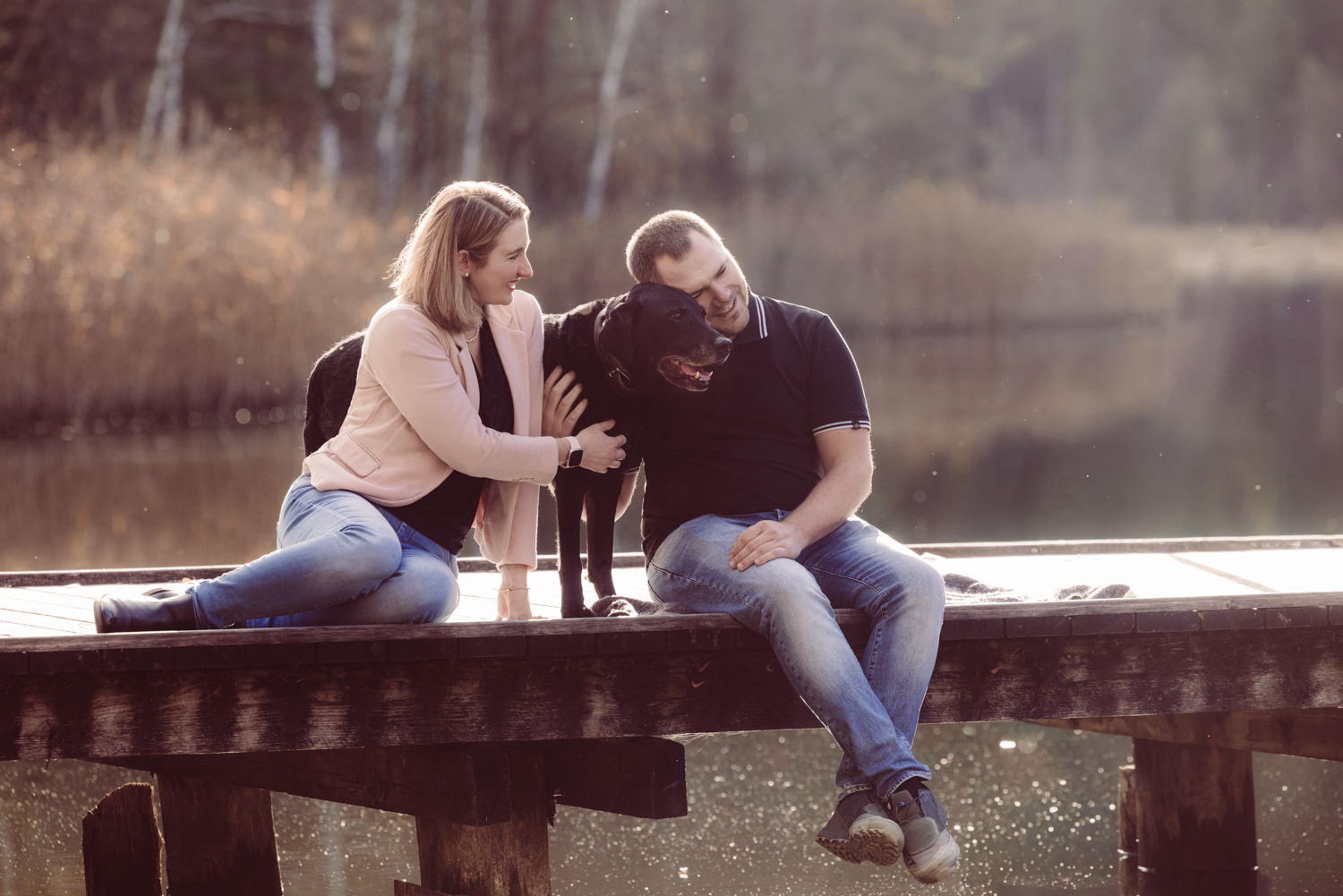 Paar-Fotoshooting mit Hund im Schwanseepark bei Schwangau