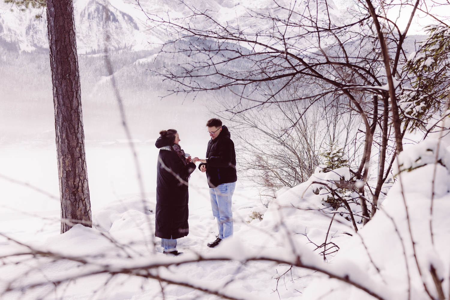  Heiratsantrag am Eibsee, mit Blick auf die Zugspitze