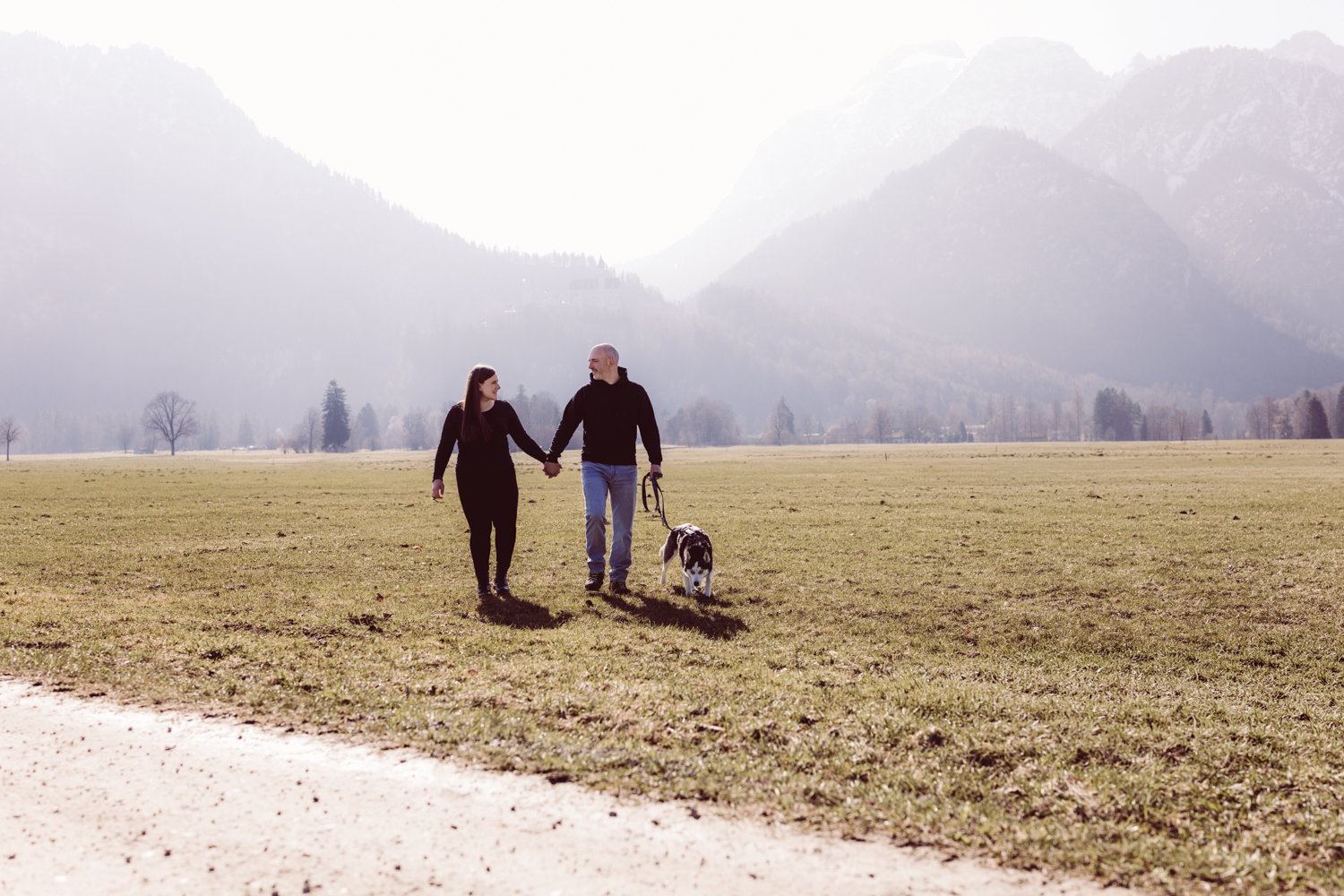Paar-Fotoshooting mit Hund im Ostallgäu