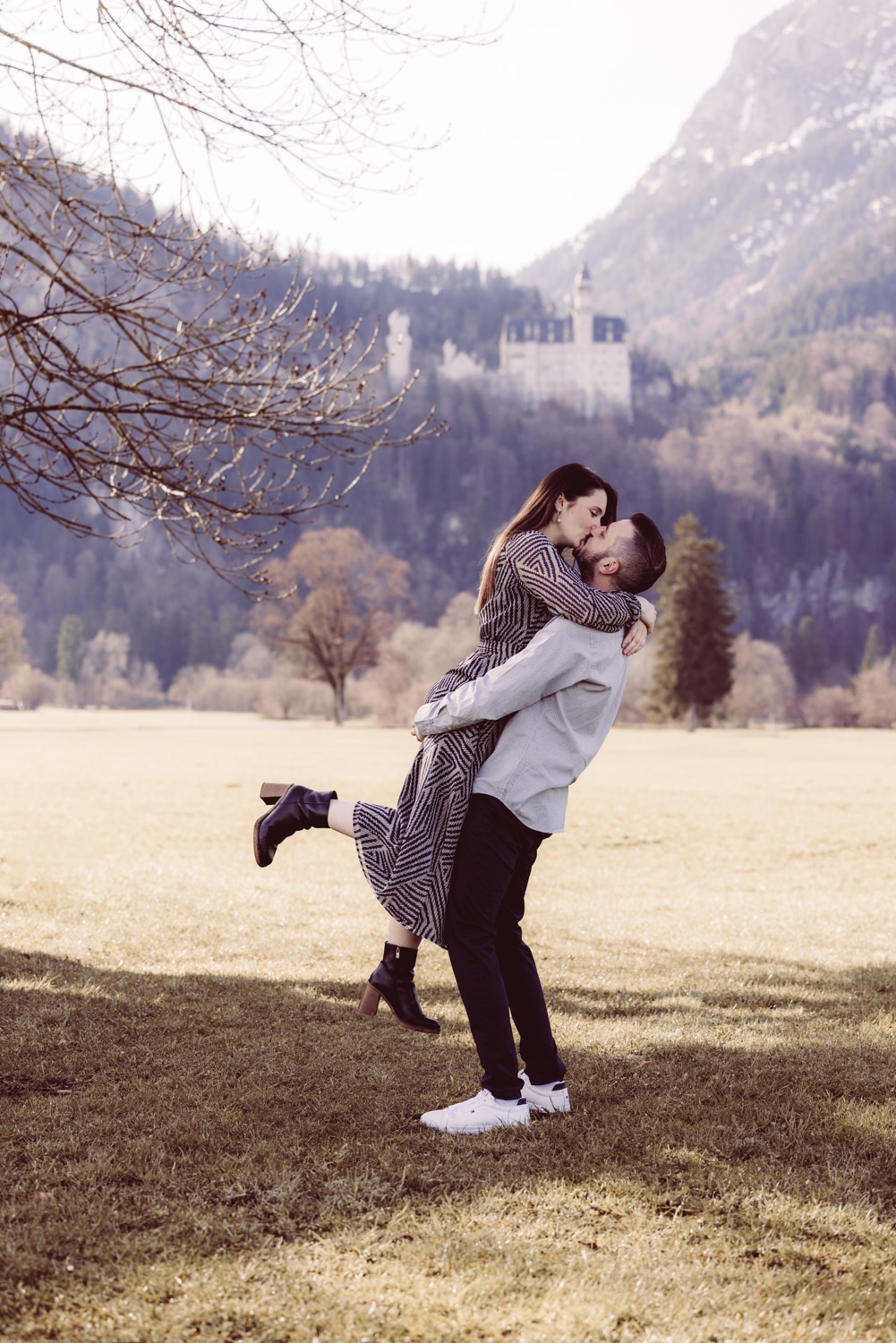 Paar-Fotoshooting_Schloss-Neuschwanstein_Verlobungsbilder-4
